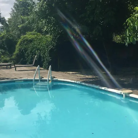 לינה וארוחת בוקר Chateau De Laumiere 3*